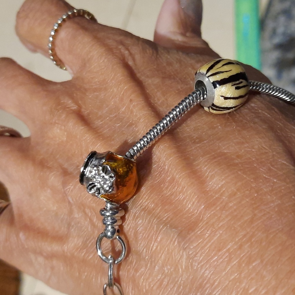 🐝GENUINE STAINLESS STEEL BRACELET & 2 CHARMS HONEY 🍯 BEE CHARM & STRIPED BEAD
